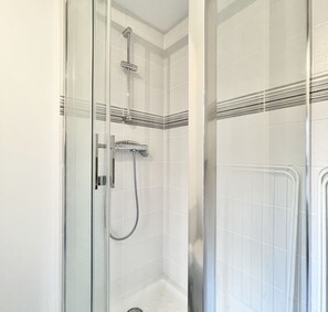 Shower, free toiletries, towels - #CF In White&Gray ⚫ Center (Grenoble)
