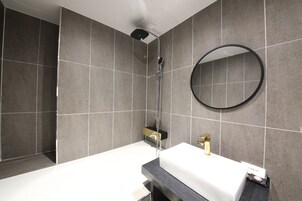 Quarto standard (No Breakfast on Sat&Sun) | Banheiro | Banheira e chuveiro separados, produtos de toalete grátis