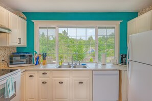 Een koelkast, een microgolfoven, een oven, een kookplaat