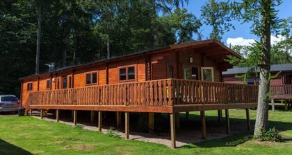 iLodge 73 - Luxury Log Cabin with Hot Tub and Woodburner 🏡