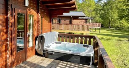 iLodge 73 - Luxury Log Cabin with Hot Tub and Woodburner 🏡