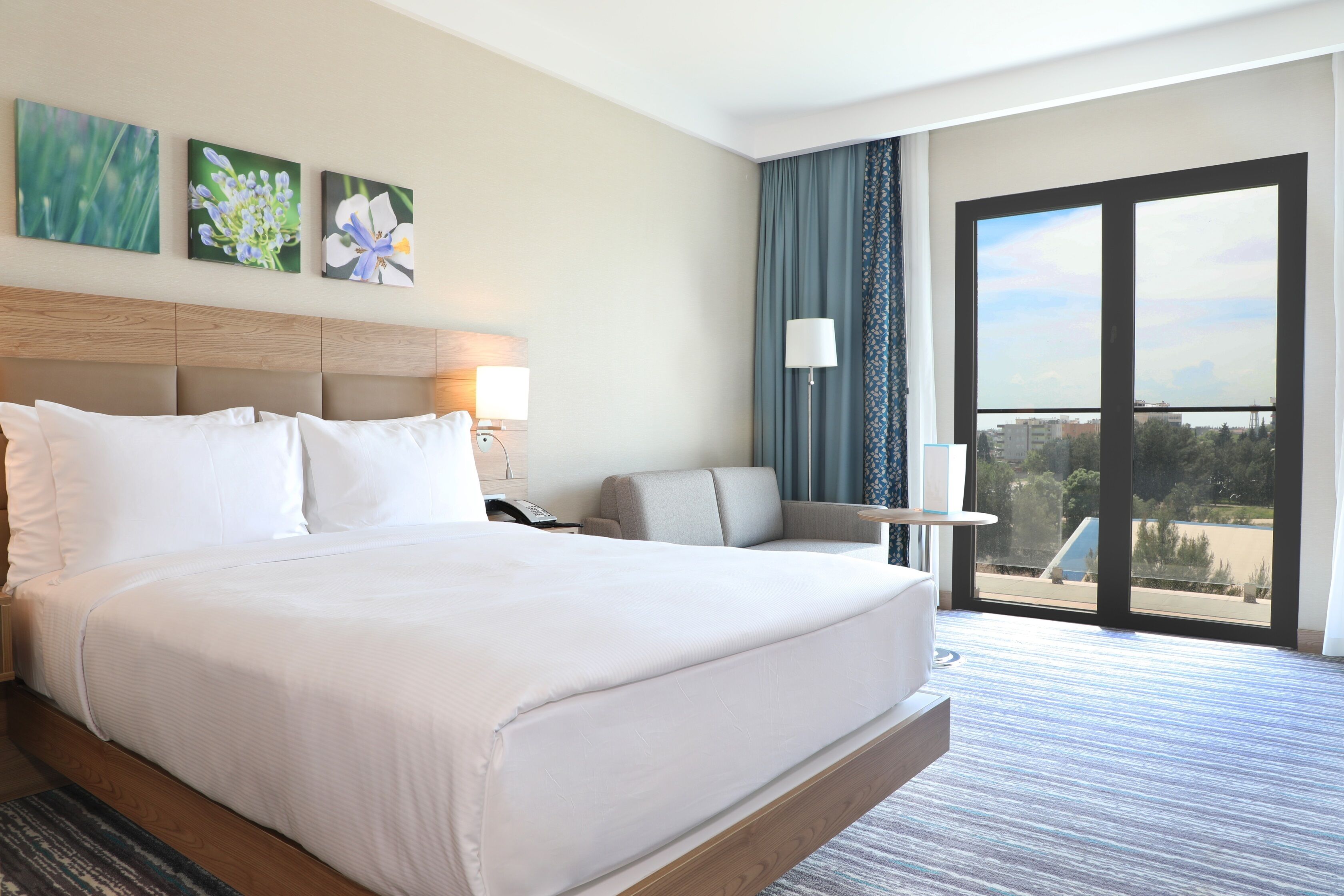 family room | 1 bedroom, iron/ironing board, free wifi, bed sheets