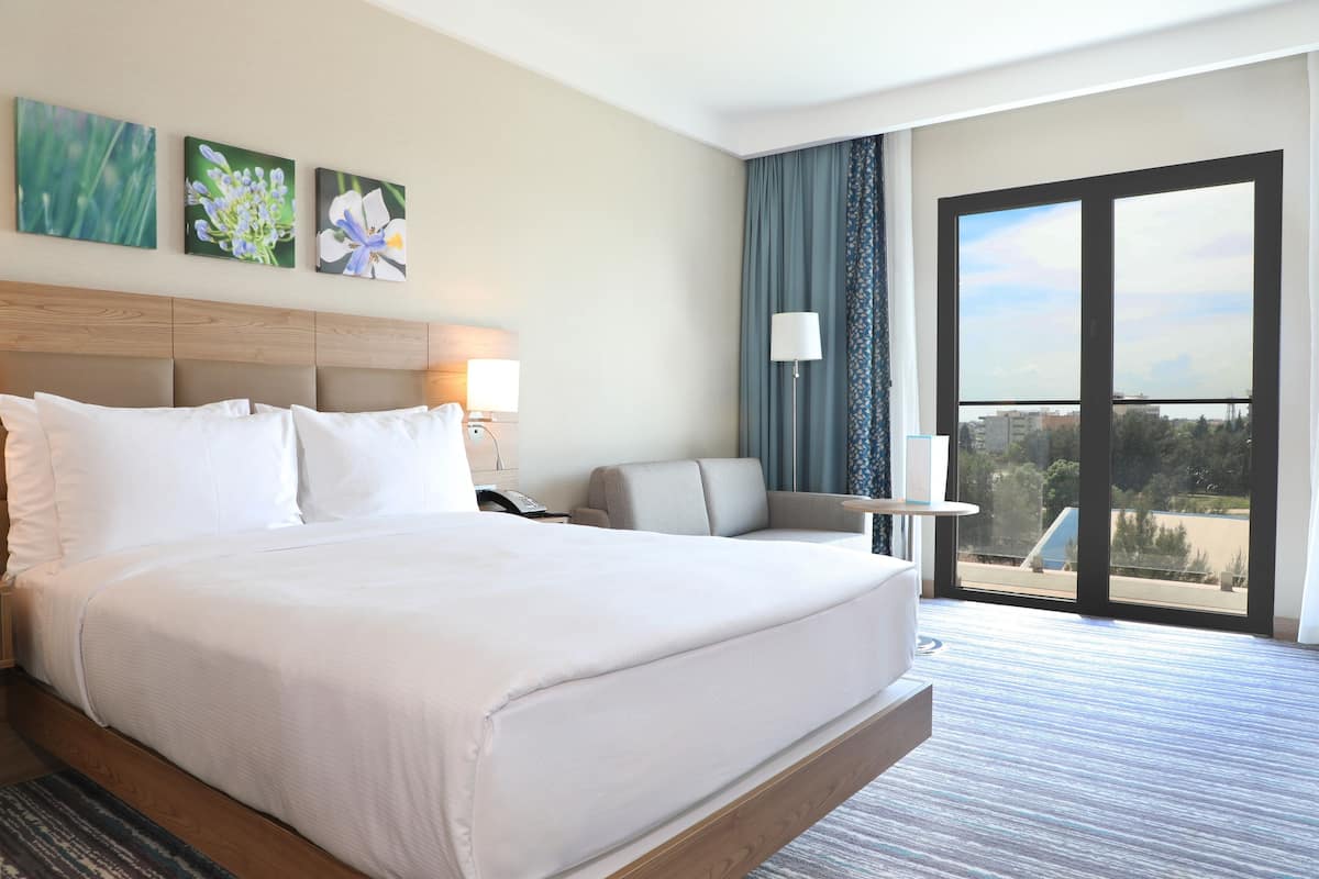 family room | 1 bedroom, iron/ironing board, free wifi, bed sheets