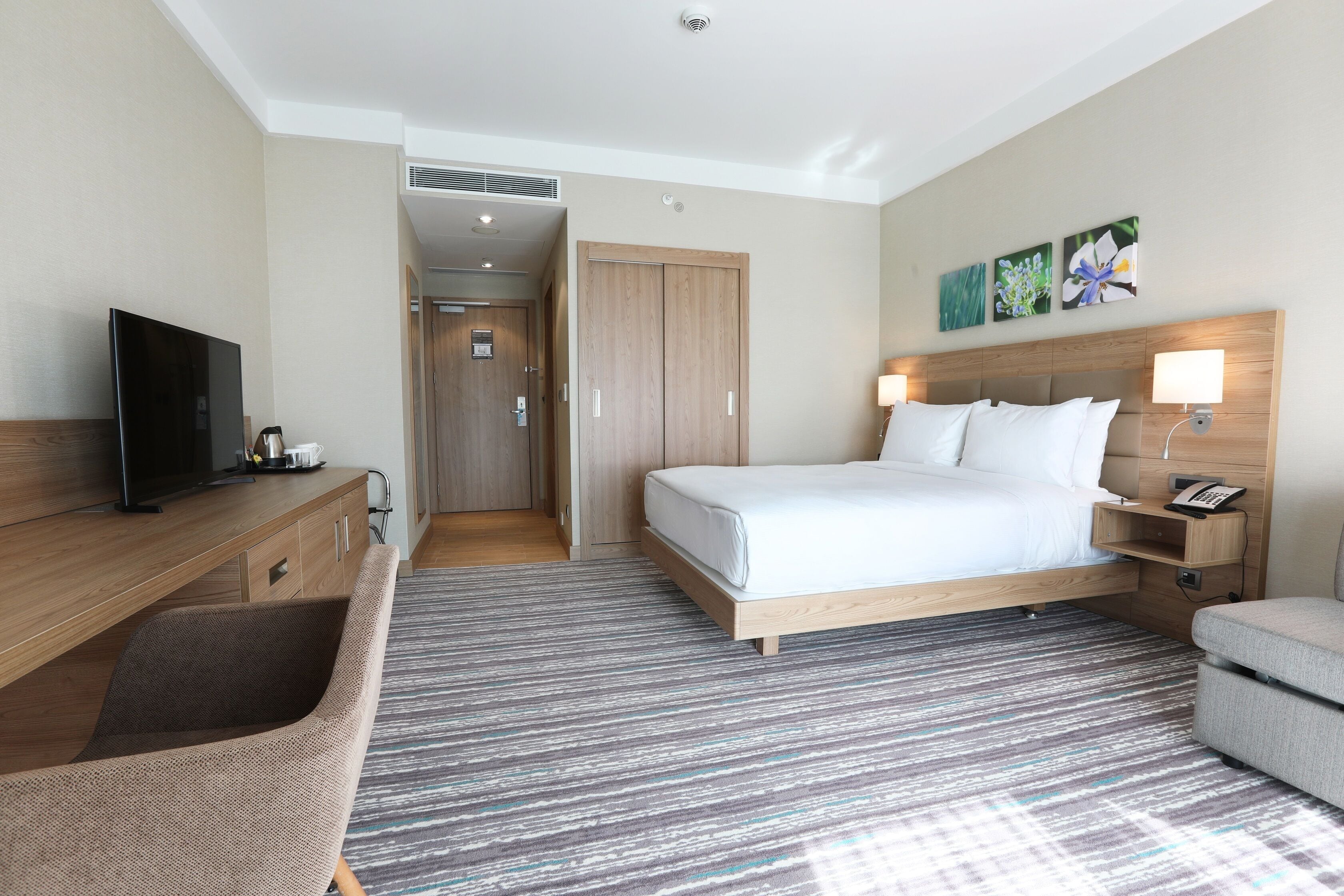 family room | 1 bedroom, iron/ironing board, free wifi, bed sheets