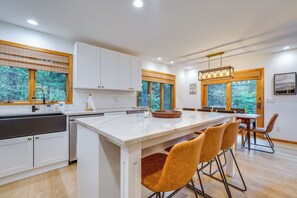 Réfrigérateur, micro-ondes, plaque de cuisson, lave-vaisselle