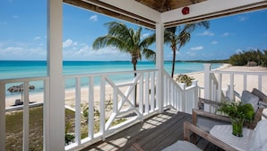 Um deck coberto com vista para uma praia e oceano.