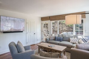 Smart TV, fireplace, offices