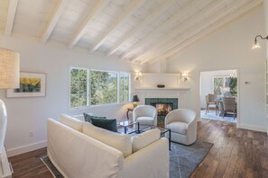 Een smart-tv, een open haard en een kantoor