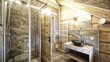 Dusche, Haartrockner, Handtücher, Seife
