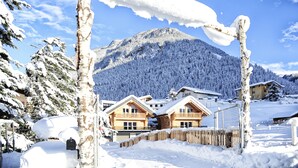 A snow-covered mountain with wooden chalets and a clear sky. - Yellowstone by Summit Lodges (Pfunds)