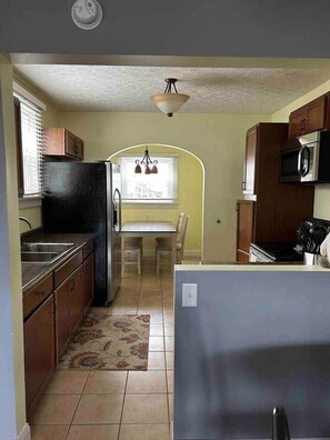 Refrigerador, microondas, horno y parrilla de estufa 