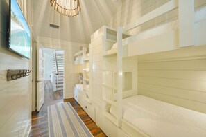 5 bedrooms, iron/ironing board, free WiFi, bed sheets