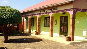 Un bâtiment sur lequel on peut lire l’inscription « Hôtel Kumi ».