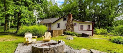 [Lake House] A Vibrant Retreat: Classic New England Lake Cottage with a Dog Run in the Rear.