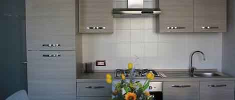 Frigorifero, forno, piano cottura, bollitore elettrico