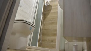 A bathroom with a toilet, a shower, and a sink. - Triple room in the center of Catania (Catania)
