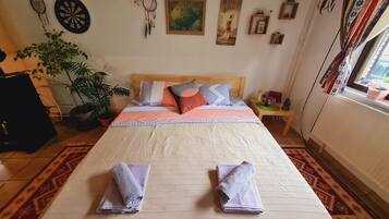 Iron/ironing board, free WiFi, bed sheets