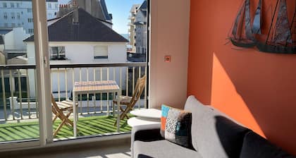 LE CLOS DES 2 CAPS - RENOVATED CONTEMPORARY 2 BED APARTMENT 2 STEPS FROM THE SEA