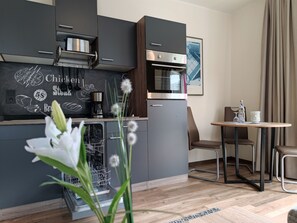Căn hộ tiện nghi đơn giản, 1 giường cỡ queen và sofa giường, không hút thuốc, ban công | Bếp riêng | Tủ lạnh, lò vi sóng, lò nướng, bếp nấu 