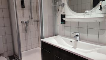Comfort Apartment, 1 Queen Bed, Non Smoking | Bathroom | Shower, free toiletries, hair dryer, towels