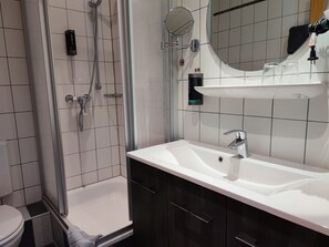 Comfort Apartment, 1 Queen Bed, Non Smoking | Bathroom | Shower, free toiletries, hair dryer, towels