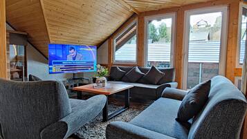 Apartemen Keluarga, 2 kamar tidur, Bebas Asap Rokok, balkon | Area keluarga | TV dan tablet