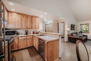 Cabin, 3 Bedrooms | Private kitchen | Fridge, oven, coffee/tea maker, toaster
