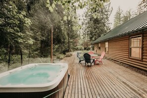 Cabin, 3 Bedrooms | Outdoor spa tub
