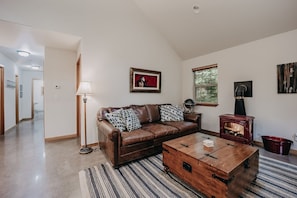 Cabin, 3 Bedrooms | Living area