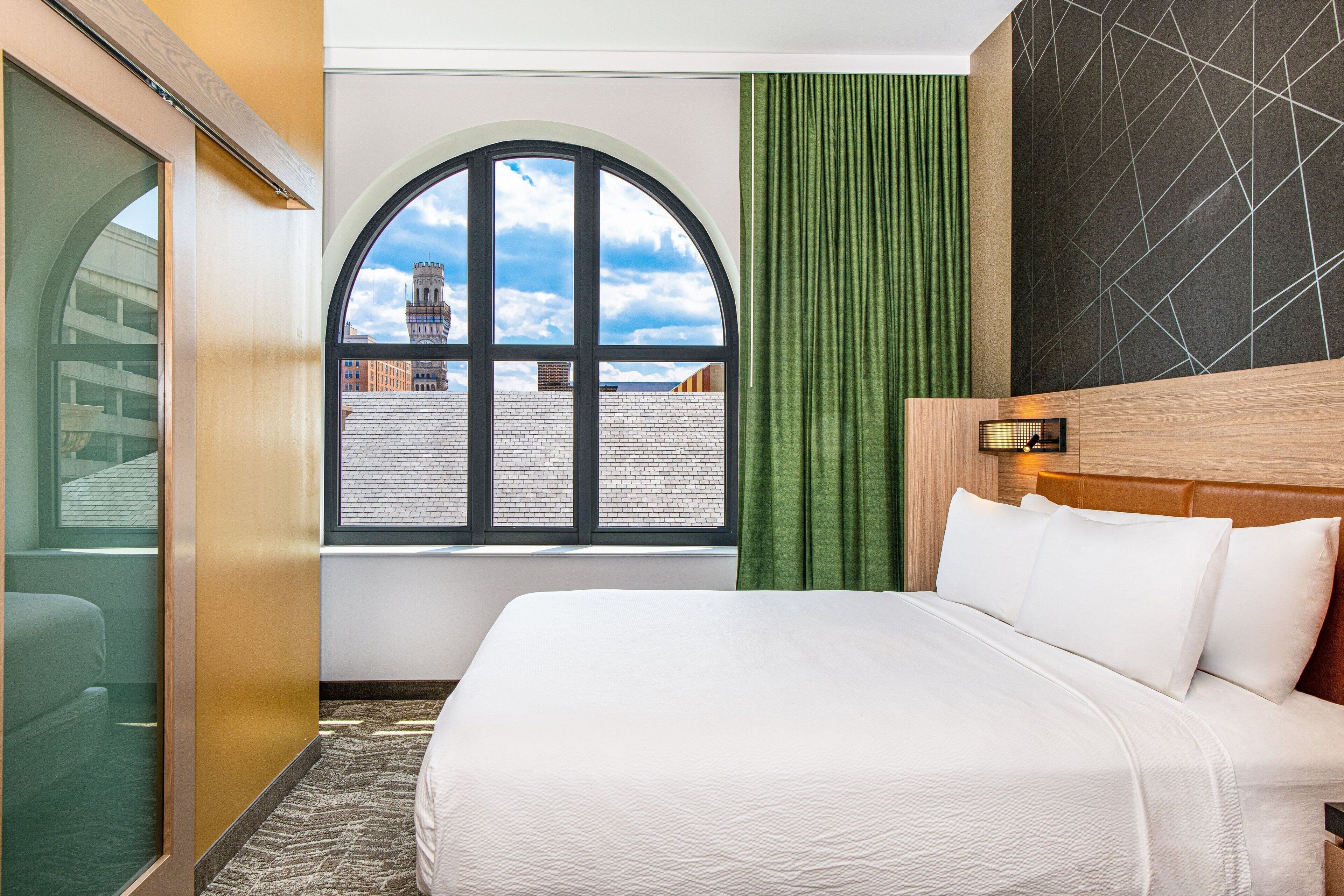 Una scrivania, postazione laptop, ferro/asse da stiro