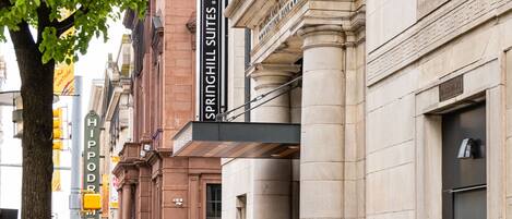Un edificio con un cartello che indica 'SPRINGHILL SUITES' by Marriott.