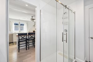 Combined shower/bathtub, hair dryer, towels - Island Sunset by Seaside Vacations & Sales (Chincoteague Island)
