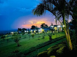 Fachada de la propiedad por la tarde o noche