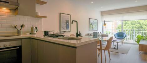 Een koelkast, een microgolfoven, een oven, een kookplaat