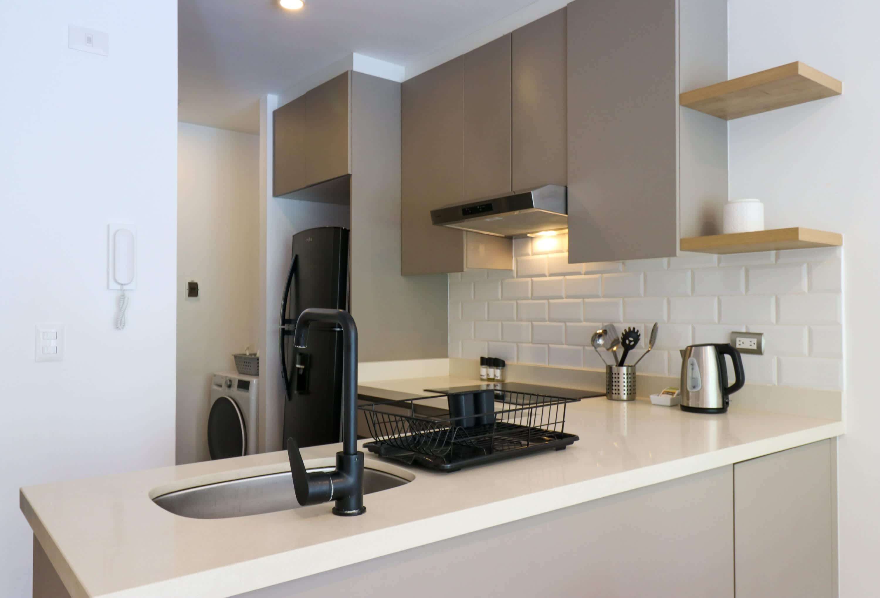 Cafetera y tetera, refrigerador, microondas y horno 