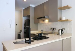 Kjøleskap, mikrobølgeovn, ovn og kokeplater