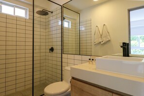 Dusche, Haartrockner, Handtücher