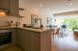 Kjøleskap, mikrobølgeovn, ovn og kokeplater