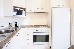 Frigorífico, microondas, horno y placa de cocina