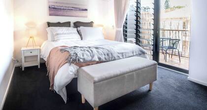 Modern Dog-Friendly Mudjimba Townhouse