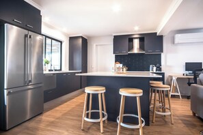 Jääkaappi, mikroaaltouuni, uuni, liesi