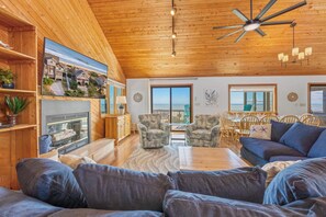 Smart TV, lettore DVD, tavolo da ping pong