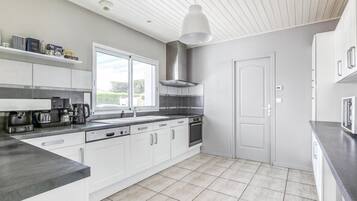 Een koelkast, een microgolfoven, een oven, een vaatwasser