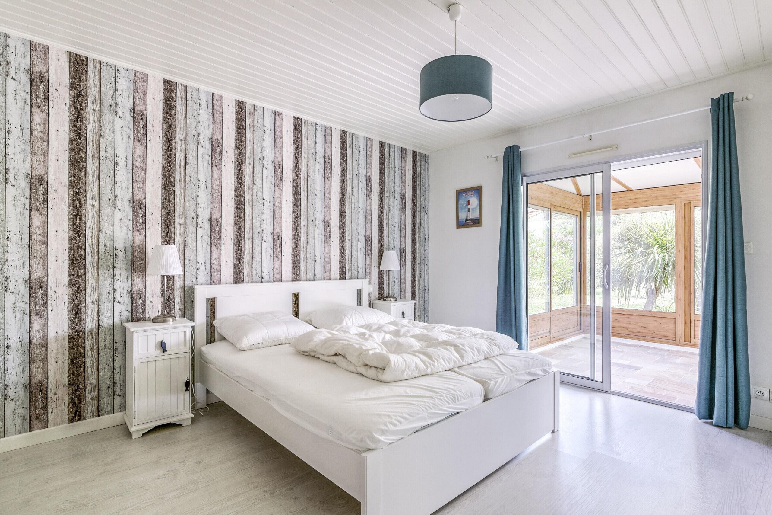 2 chambres, coffres-forts dans les chambres, fer et planche à repasser