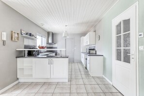 Fridge, microwave, oven, dishwasher - House with a pool for 6 persons (Les Sables-d´Olonne)