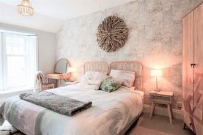 4 makuuhuonetta, silitysrauta/-lauta, ilmainen Wi-Fi, vuodevaatteet
