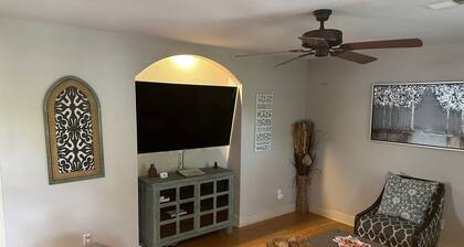 Quiet Plaza 2 Bed 2 Bath Unbeatable Location