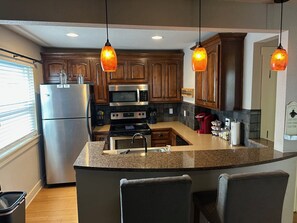 Réfrigérateur, micro-ondes, plaque de cuisson, lave-vaisselle