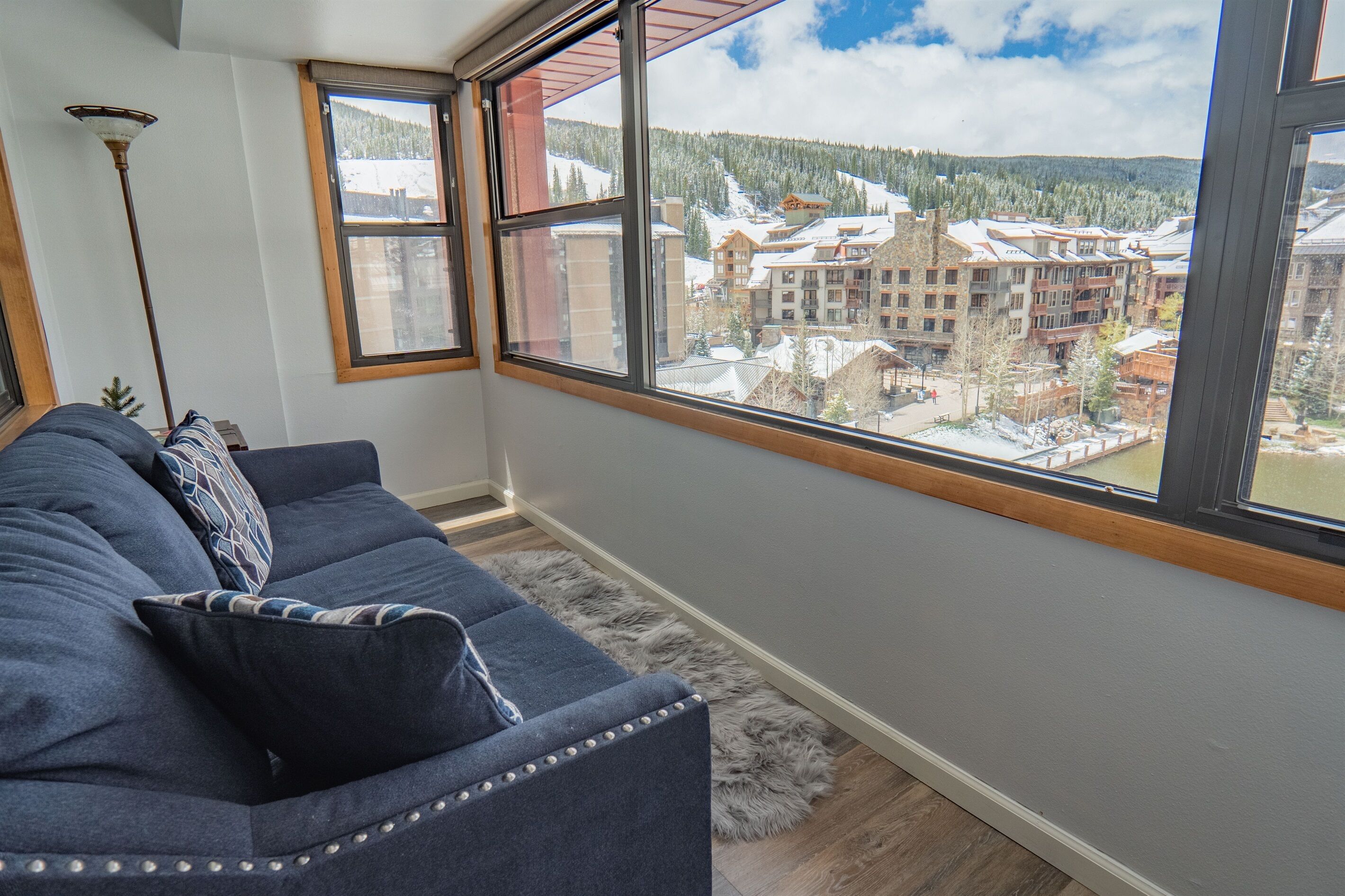 Una televisión, una chimenea