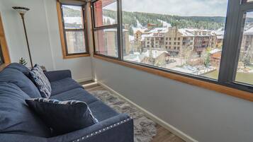 Una televisión, una chimenea